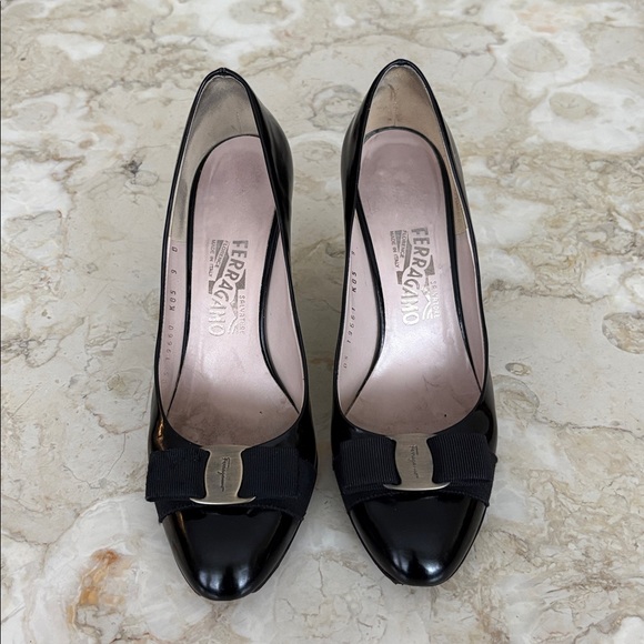 Salvatore Ferragamo Vara Bow Classic Leather Heels Pumps - Picture 3 of 12